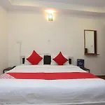 Oyo Hotel Shivam Near Sahara Ganj Mall