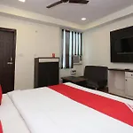 Oyo Hotel Shivam Near Sahara Ganj Mall