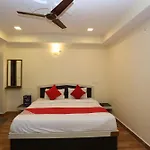 Oyo Hotel Shivam Near Sahara Ganj Mall