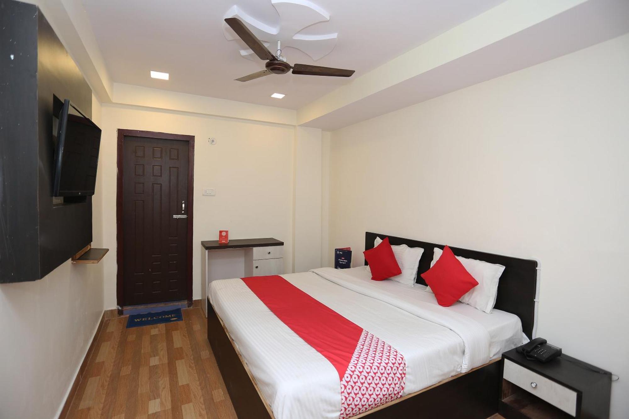 Oyo Shivam Near Sahara Ganj Mall