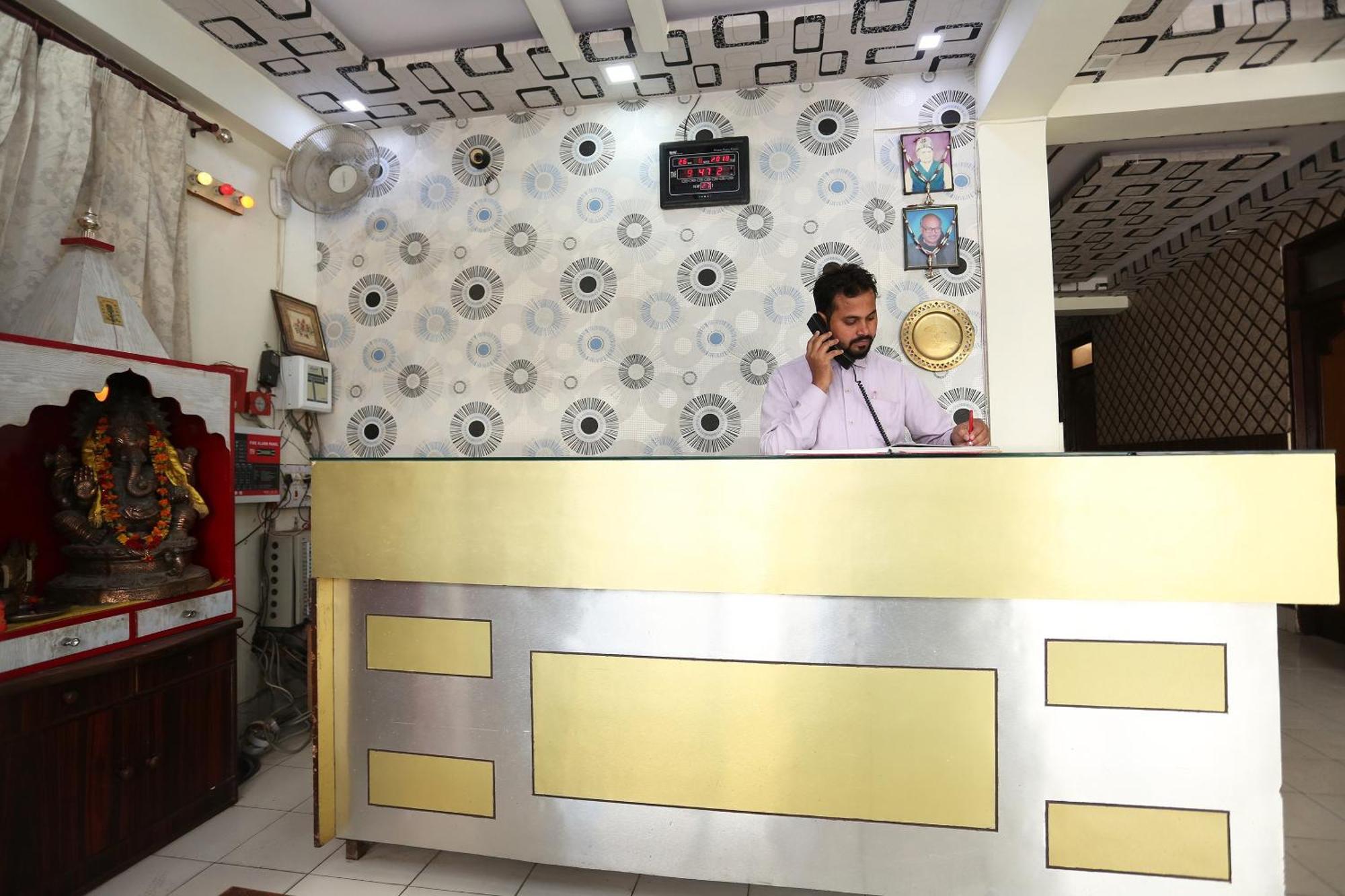 Oyo Shivam Near Sahara Ganj Mall