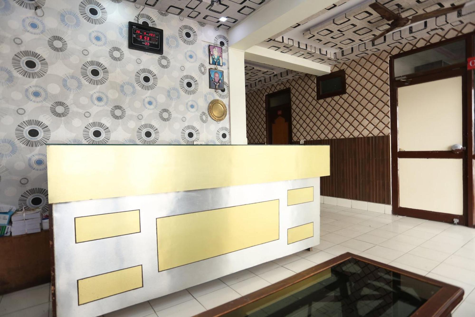 Oyo Shivam Near Sahara Ganj Mall Hotel