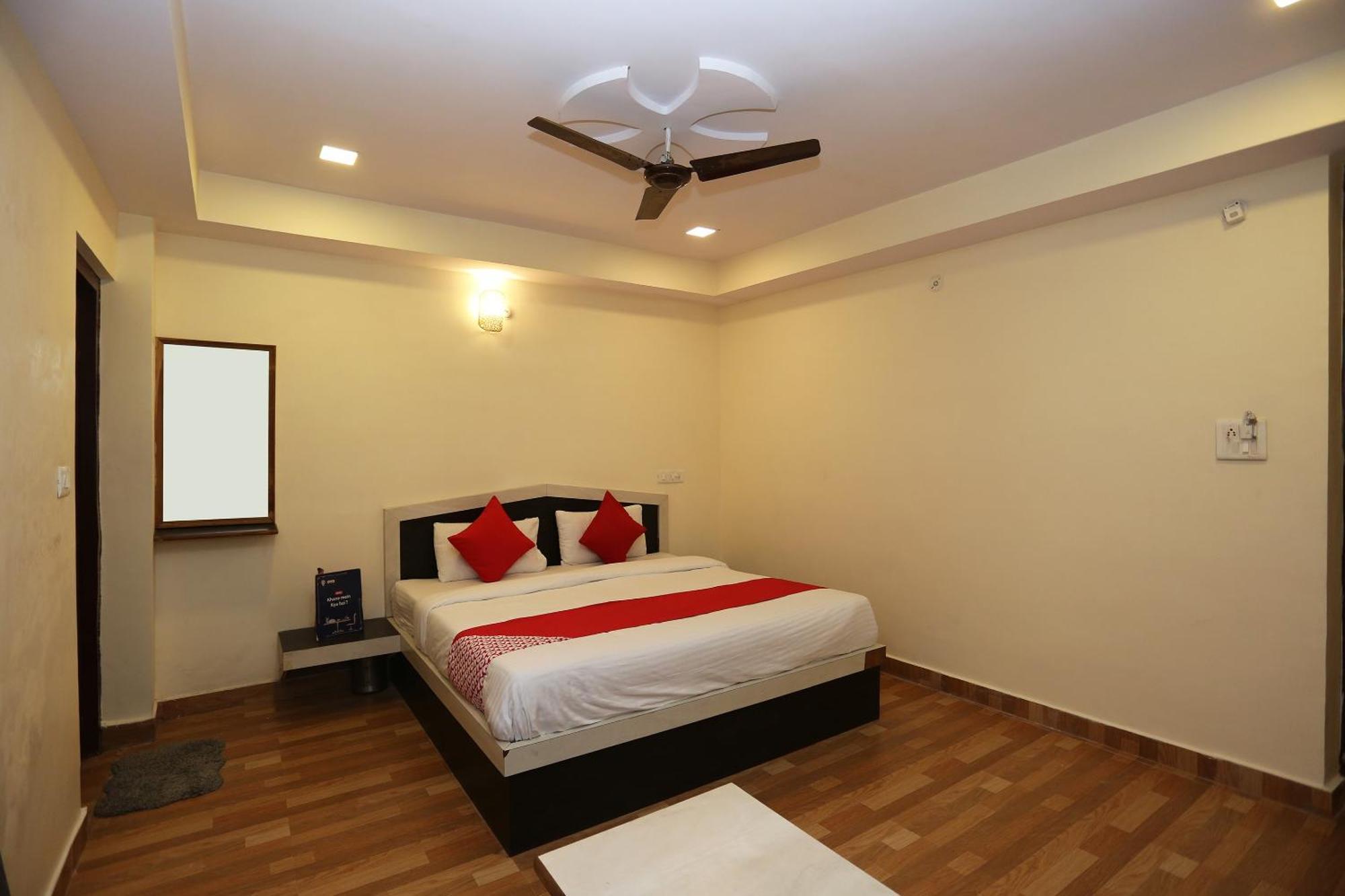 Oyo Shivam Near Sahara Ganj Mall