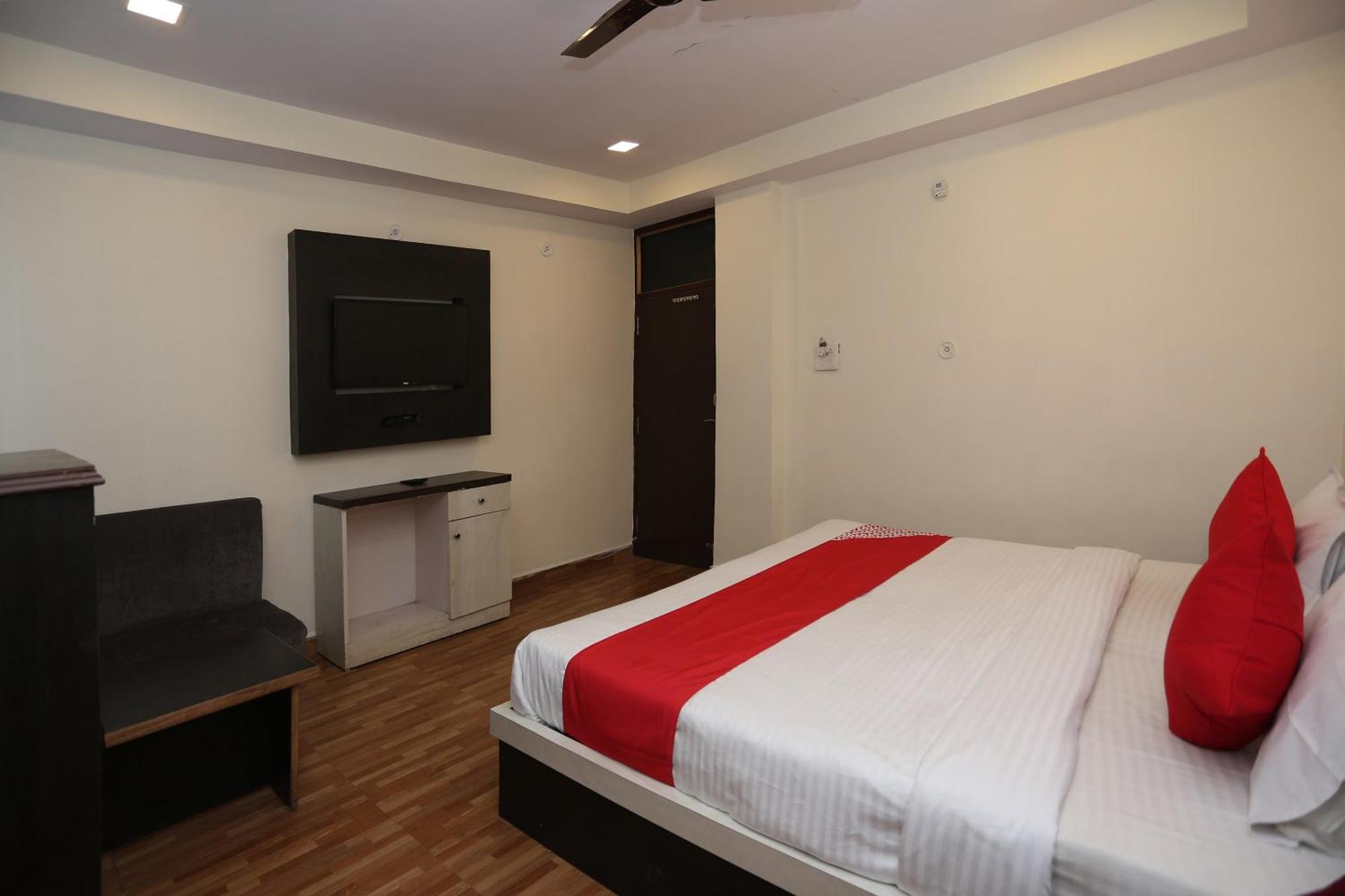 Hotel Oyo Shivam Near Sahara Ganj Mall