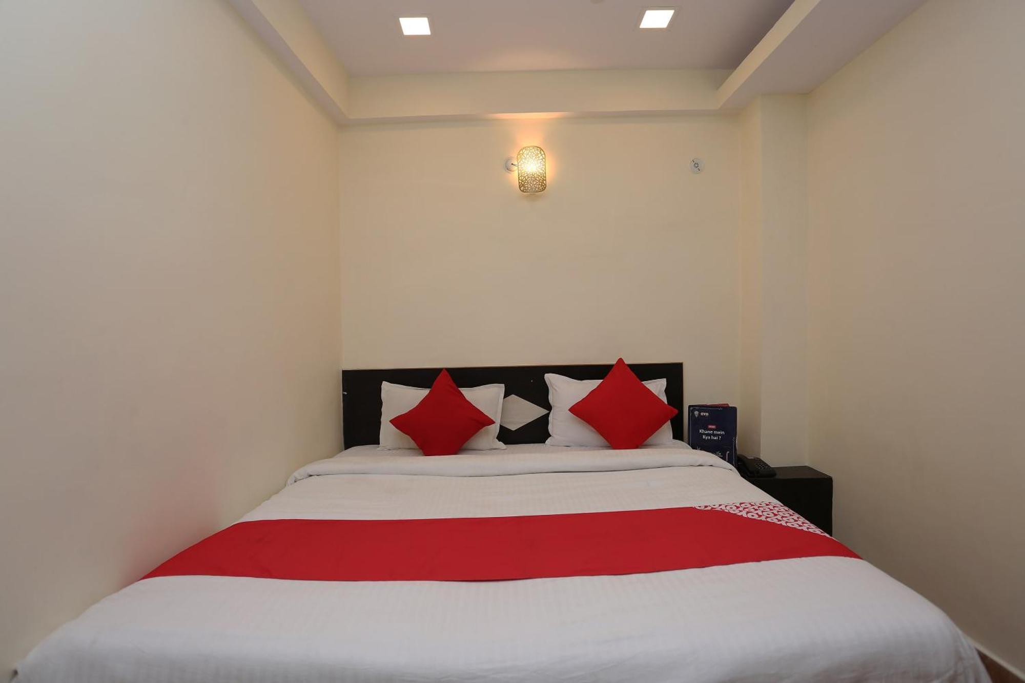 Hotel Oyo Shivam Near Sahara Ganj Mall 3*