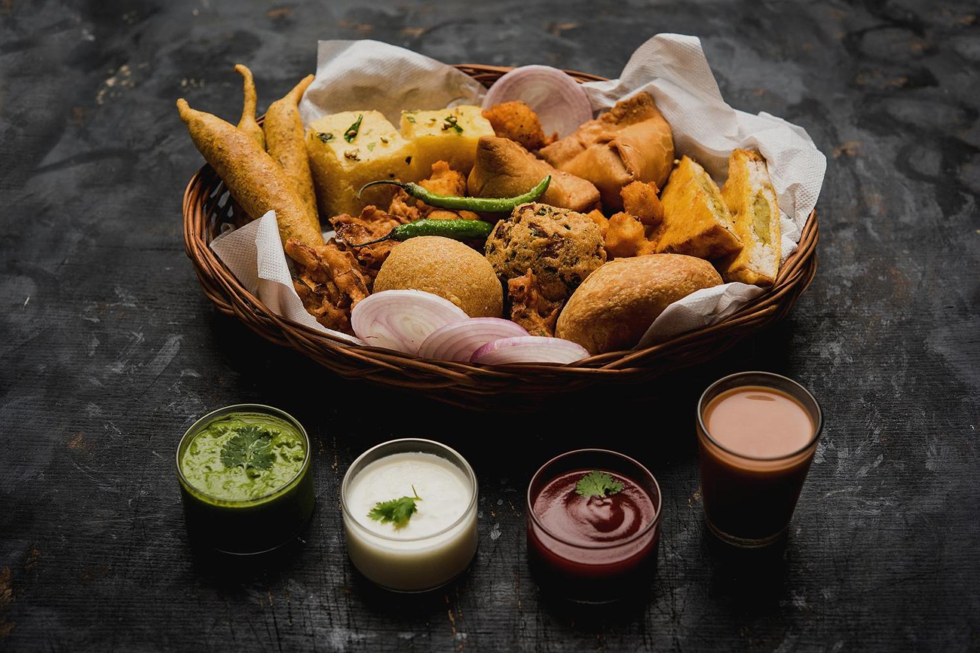 Hotel Oyo Shivam Near Sahara Ganj Mall