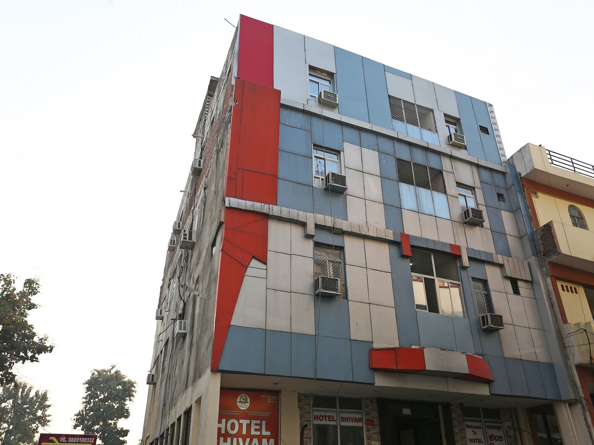 Hotel Oyo Shivam Near Sahara Ganj Mall 3*