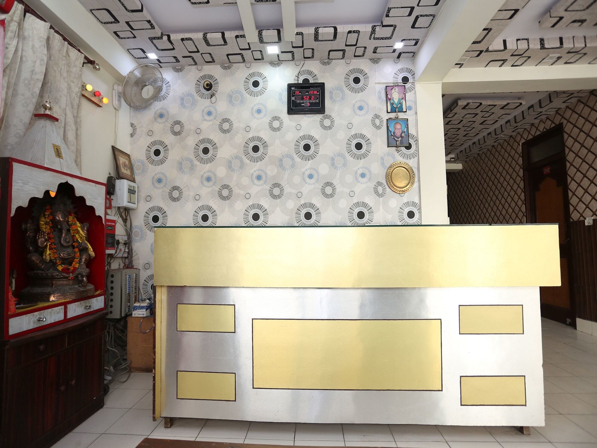 Oyo Shivam Near Sahara Ganj Mall